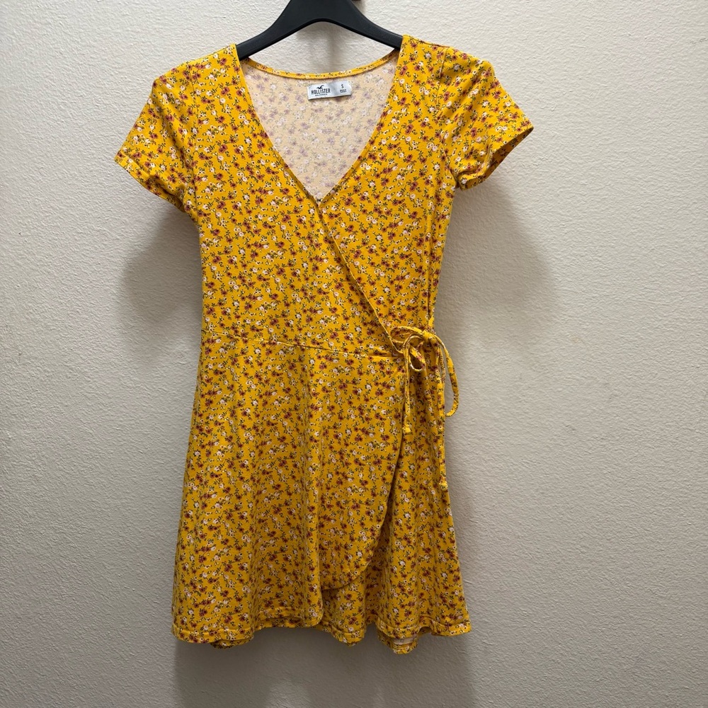 Hollister Yellow Floral Wrap Mini Dress Size S Cottagecore Summer